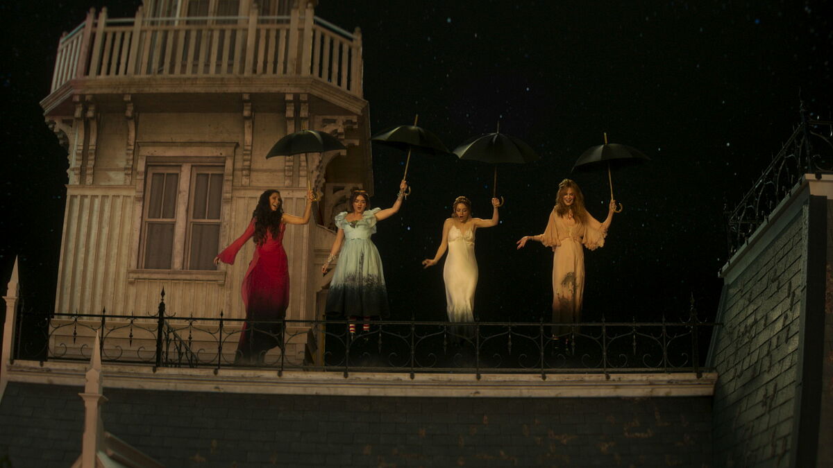 Szene aus Practical Magic 2 - Zauberhafte Schwestern